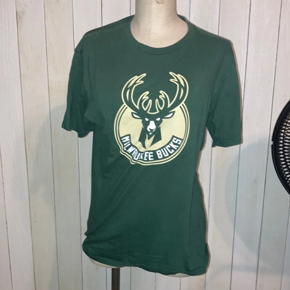 Milwaukee Bucks NBA Fanatics T Shirt. Size M - Picture 1 of 6